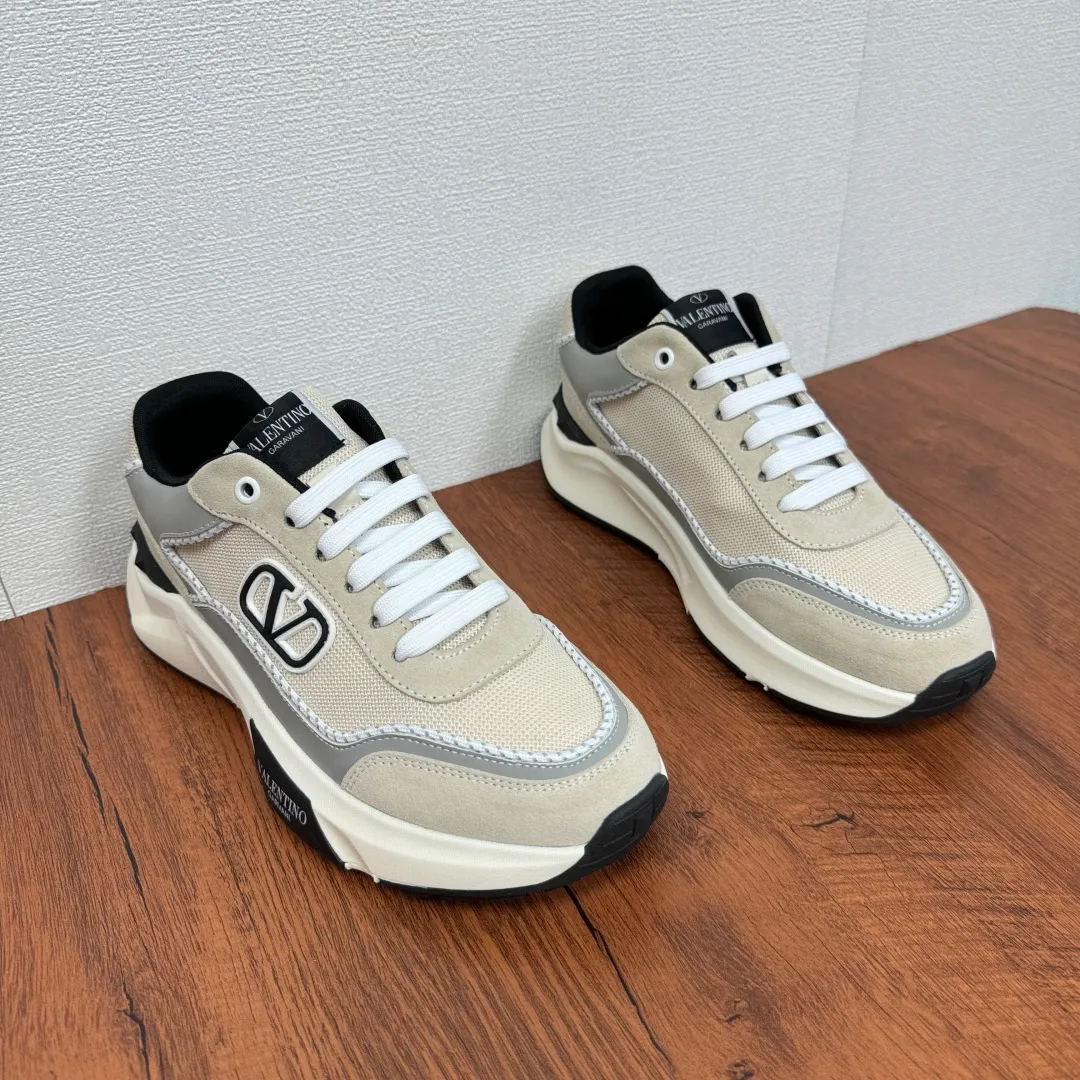 [Valentino] Top P: 820💰 Size: 39-44 leather shoe size (can be customized 38.45 cannot be returned or exchanged) VALENTION/Valentino FREEDOTS series new spring and summer men's sports shoes Lightweight and breathable casual thick-soled men's shoes Classic contrasting splicing design Suede cowhide stitching nappa calfskin + breathable technical mesh material Hot glue brand pattern badge logo details Delicate calfskin feet Lightweight mesh lining, ultra-light TPU foam rubber outsole, sports version, thick-soled style design, easy and versatile, multiple colors available, able to meet various matching needs, complete package! Item number: HL6688 Beige